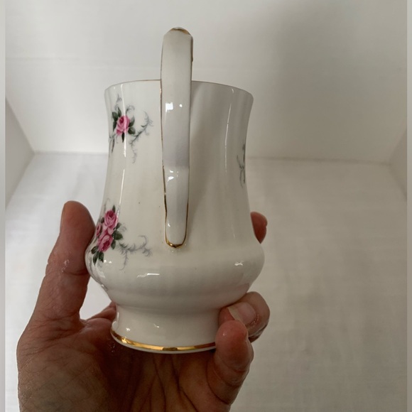 ROYAL WINDSOR | Cabbage Roses pattern. Fine Bone China Mug. - Picture 3 of 8